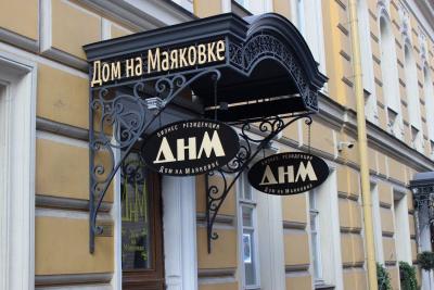 В Петербурге неизвестные вылили нечистоты на машину депутата